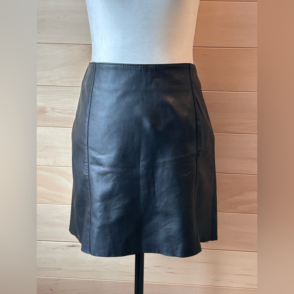 Black Faux leather mini skirt size 10 Aline Highwaisted back zipper darts fitted